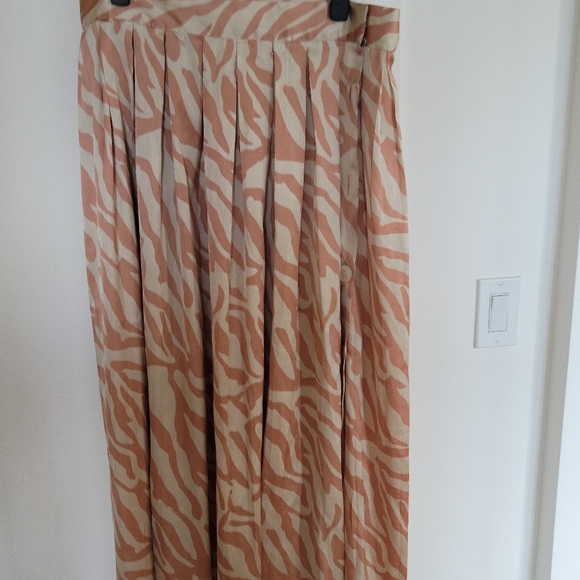 ASOS DESIGN Tall pleated midi skirt with buttons in tiger print - Picture 5 of 5